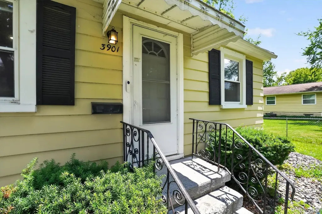 3901 Lowcroft Avenue Lansing City MI 48910