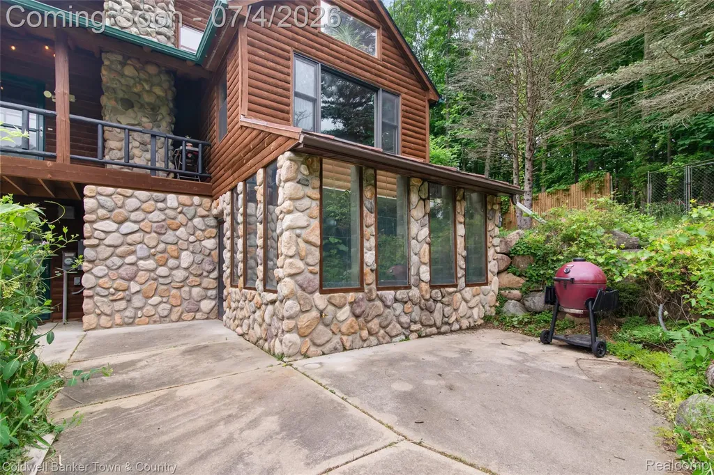 7335 Richardson Road Hamburg Township MI 48843