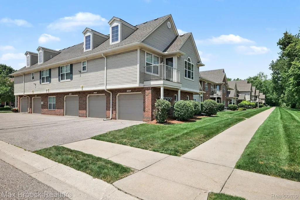 49086 W Woods Drive Shelby Charter Township MI 48317