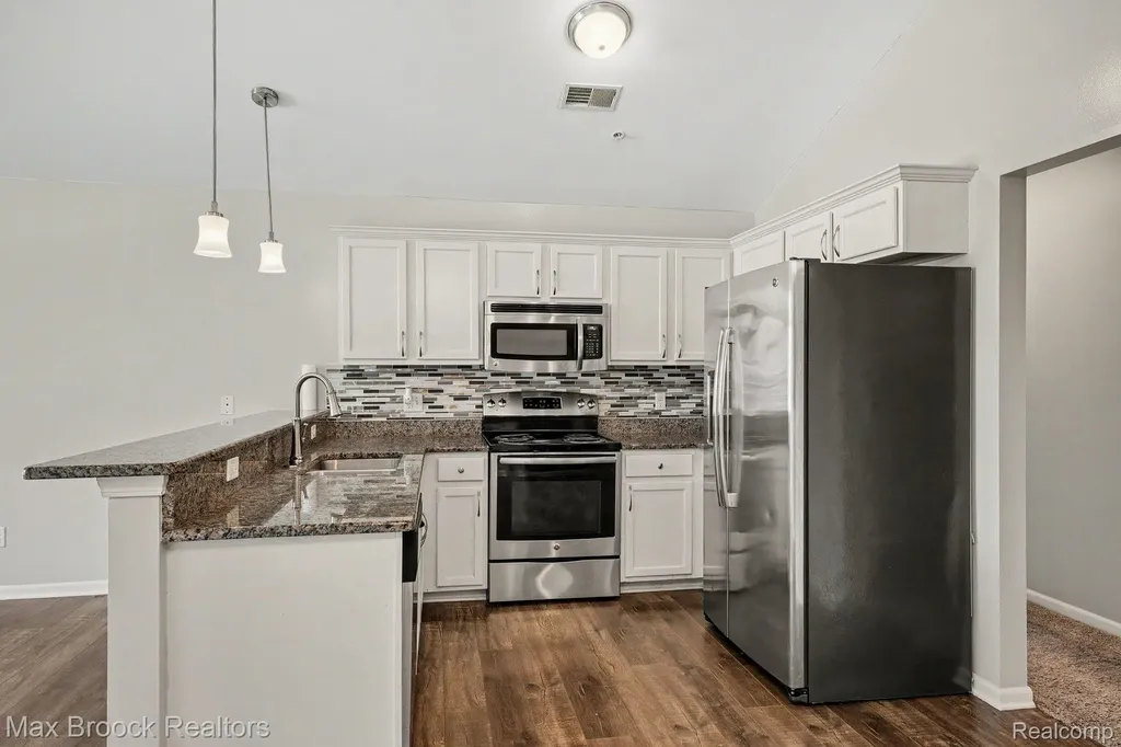 49086 W Woods Drive Shelby Charter Township MI 48317