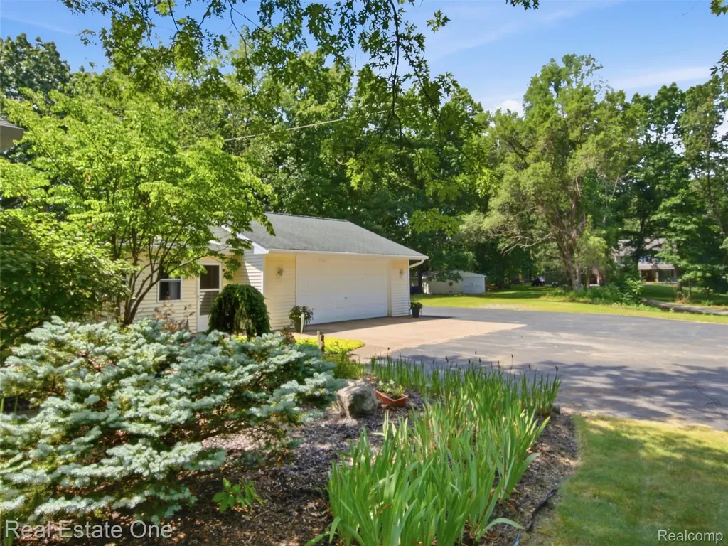 1230 Bald Eagle Lake Road Groveland Township MI 48462