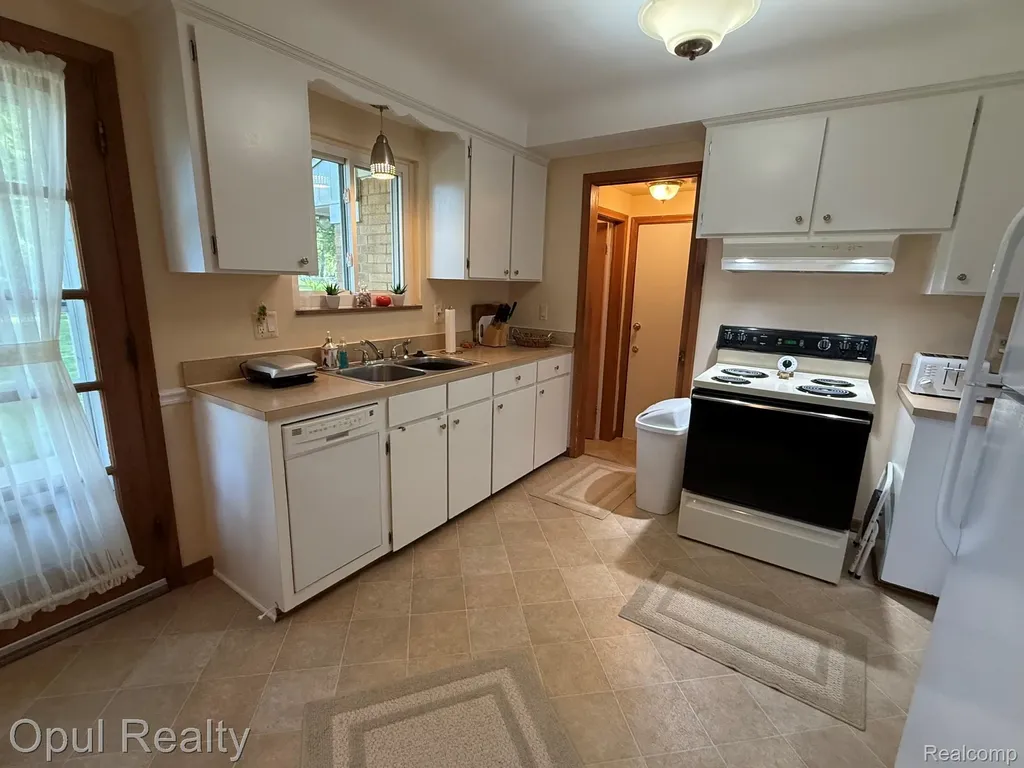 28369 Pembroke Street Livonia City MI 48152