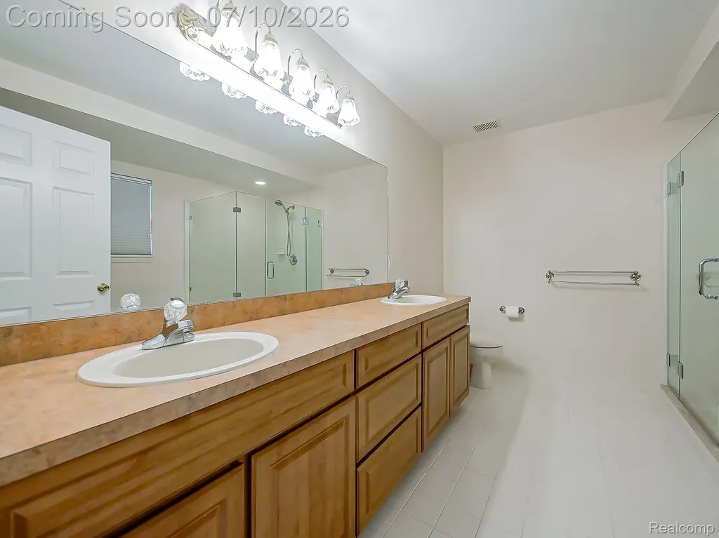 57492 Hawthorn Drive Washington Township MI 48094