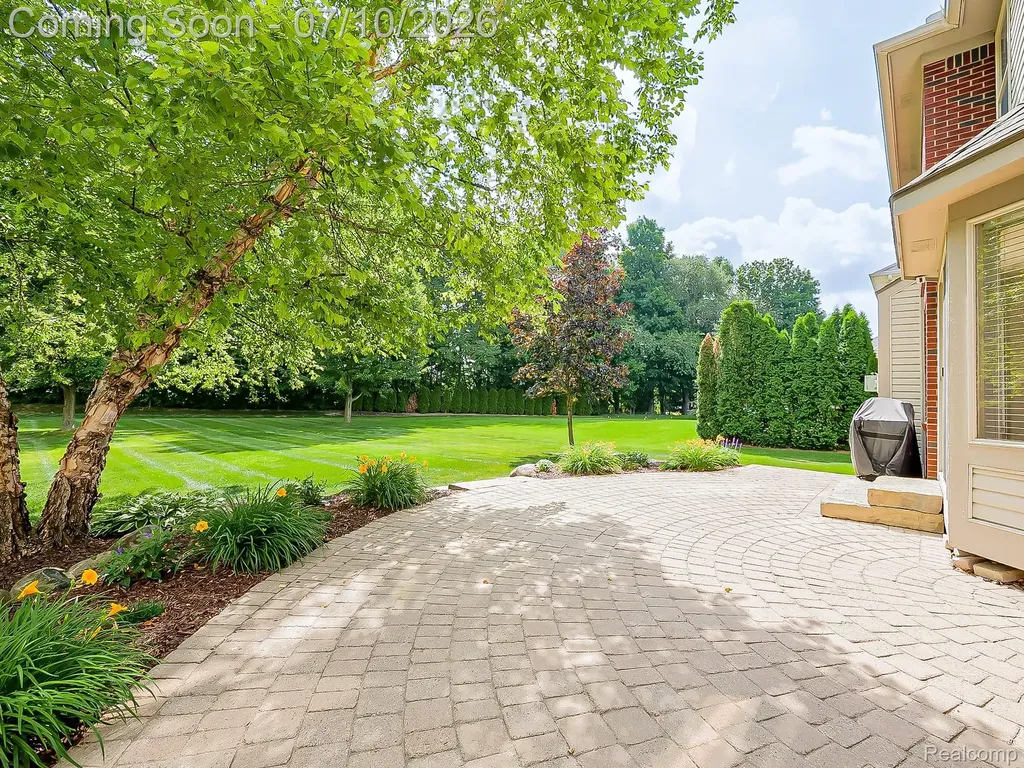 57492 Hawthorn Drive Washington Township MI 48094