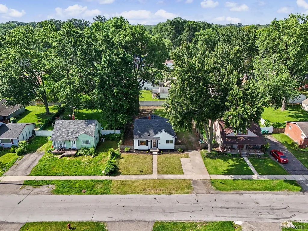31765 Brown Street Garden City City MI 48135