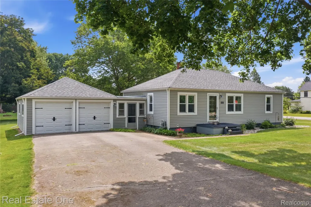 665 S Howell Street Pinckney Village MI 48169