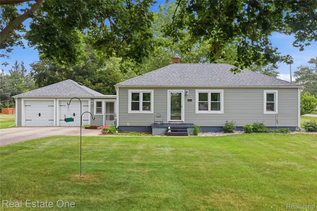 665 S Howell Street Pinckney Village MI 48169