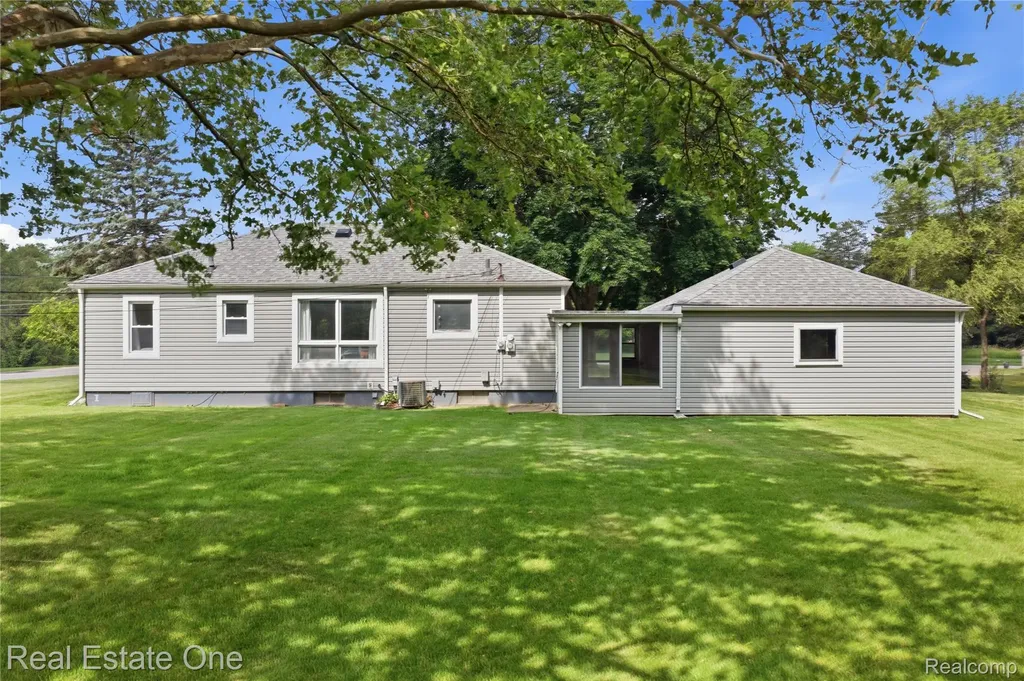 665 S Howell Street Pinckney Village MI 48169