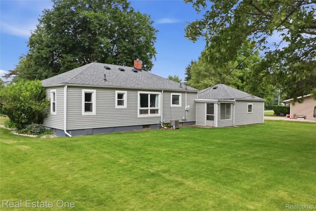 665 S Howell Street Pinckney Village MI 48169
