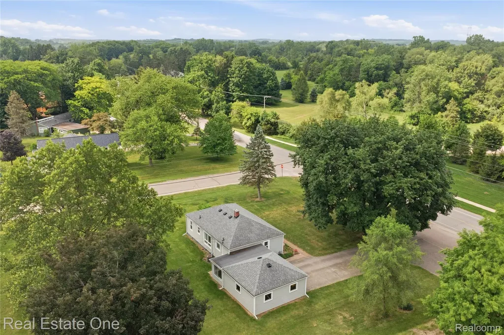 665 S Howell Street Pinckney Village MI 48169