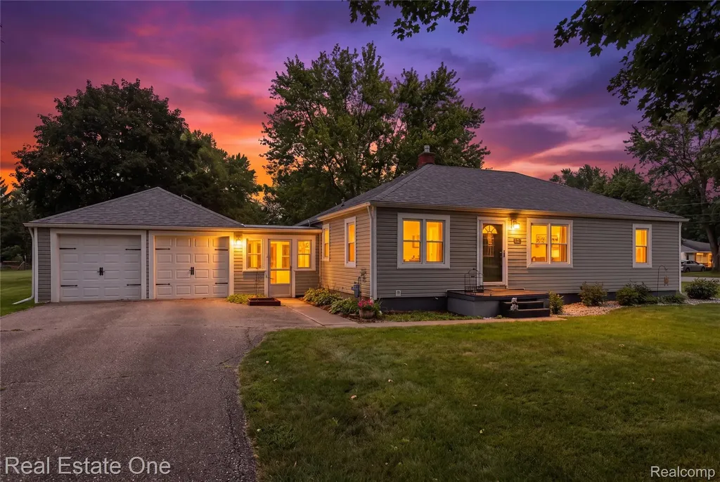 665 S Howell Street Pinckney Village MI 48169