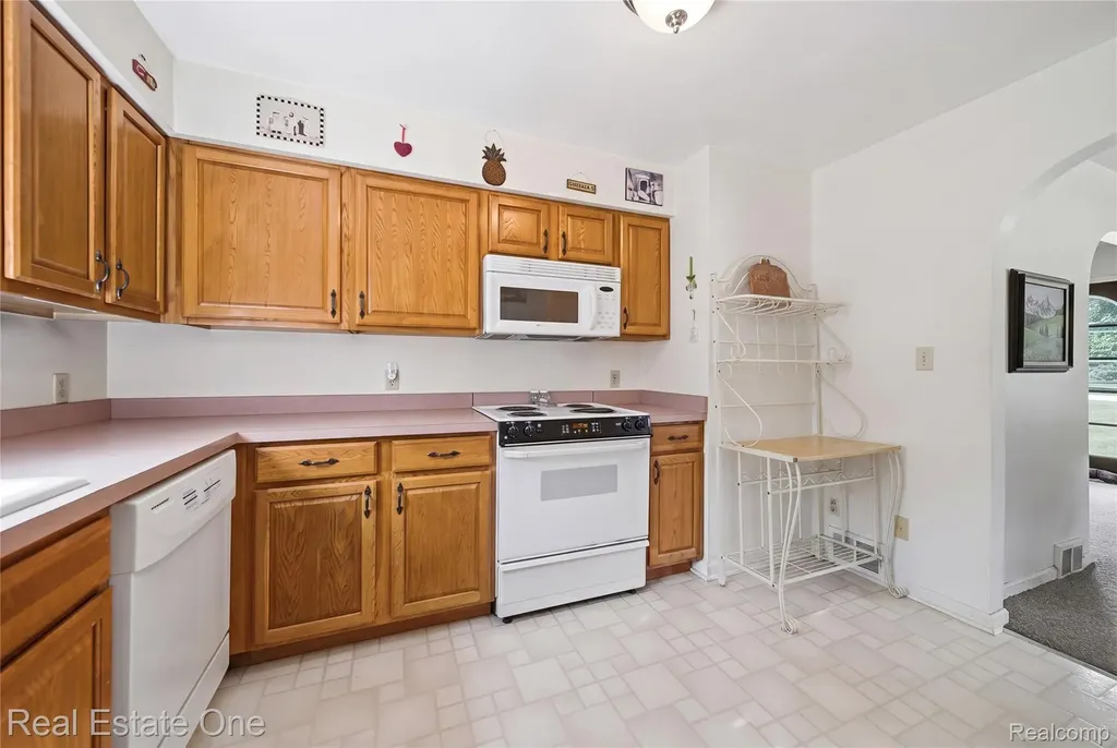 665 S Howell Street Pinckney Village MI 48169