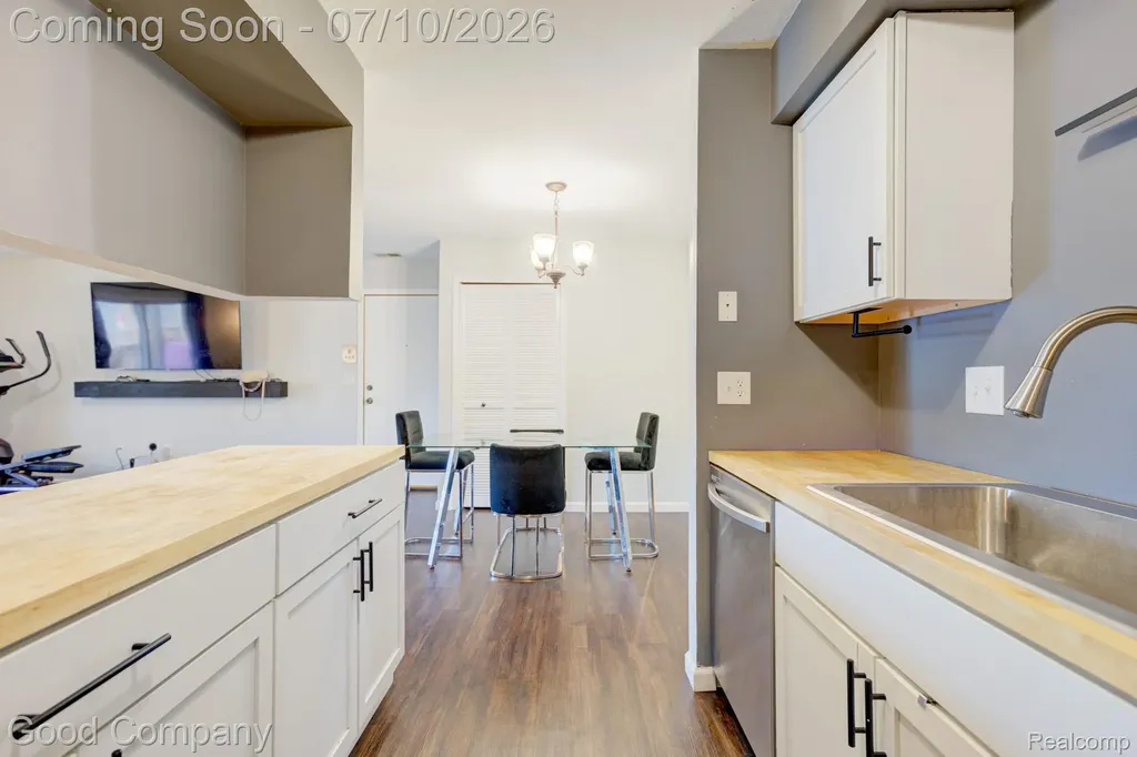 1525 Harbour Court Trenton City MI 48183