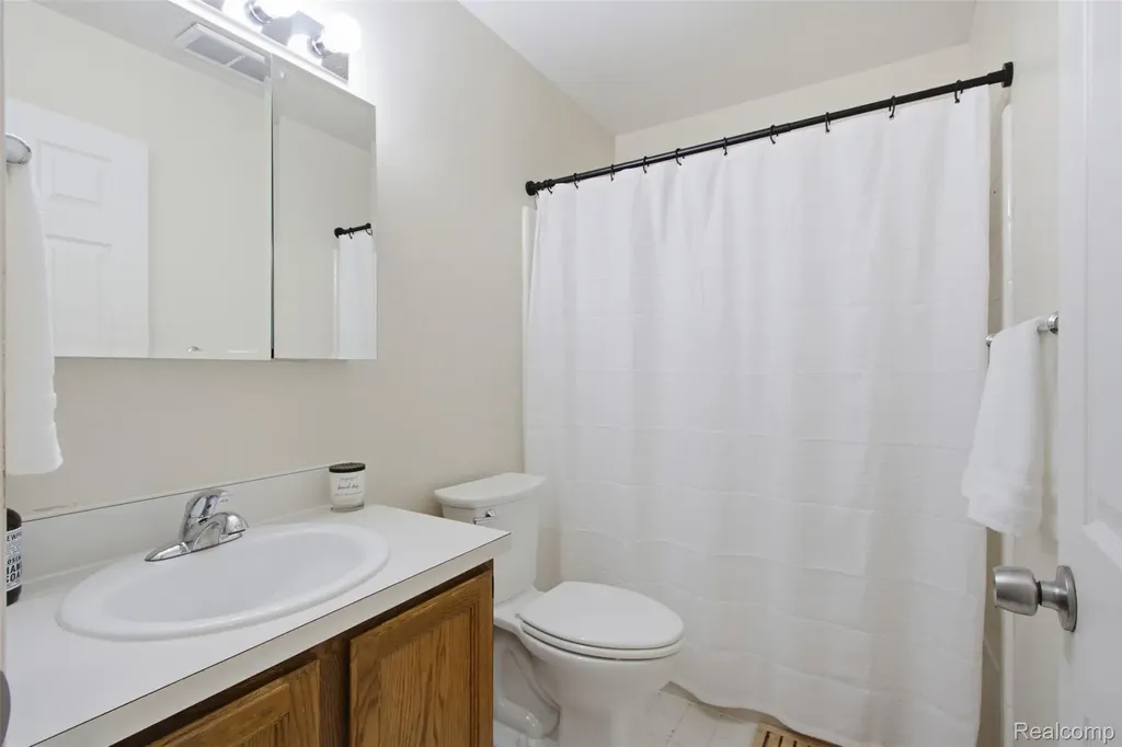 17447 Utica Oaks Lane Roseville City MI 48066