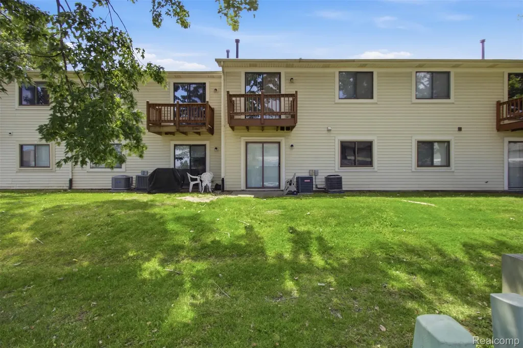 17447 Utica Oaks Lane Roseville City MI 48066