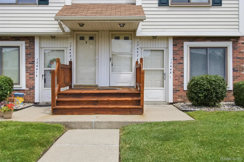 17447 Utica Oaks Lane Roseville City MI 48066