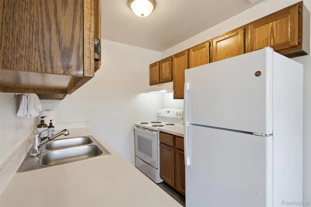 17447 Utica Oaks Lane Roseville City MI 48066