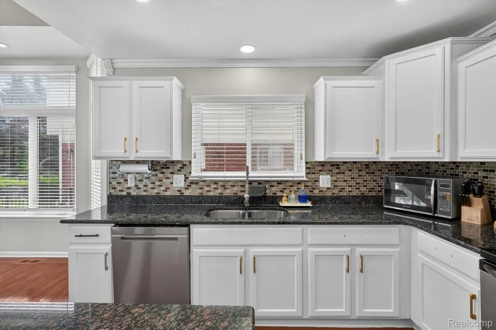 48166 Ellington Drive Macomb Township MI 48044