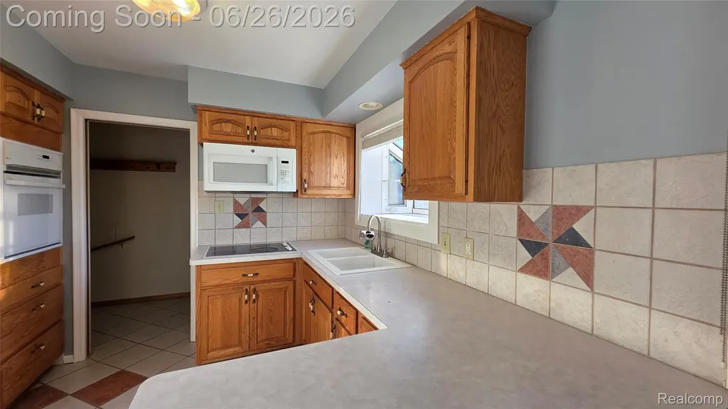 29120 Dover Avenue Warren City MI 48088
