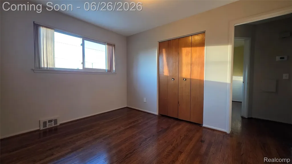 29120 Dover Avenue Warren City MI 48088