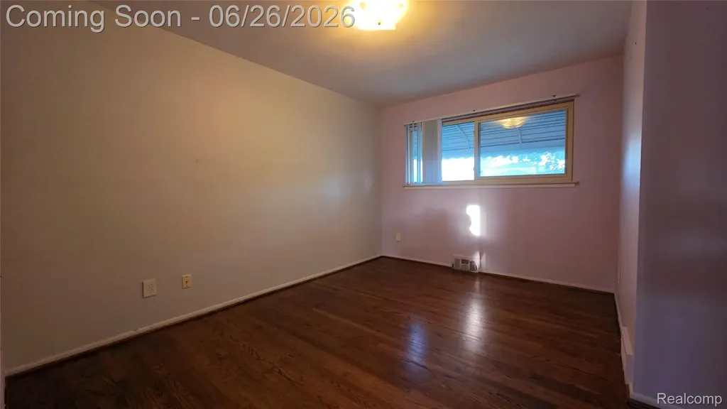 29120 Dover Avenue Warren City MI 48088