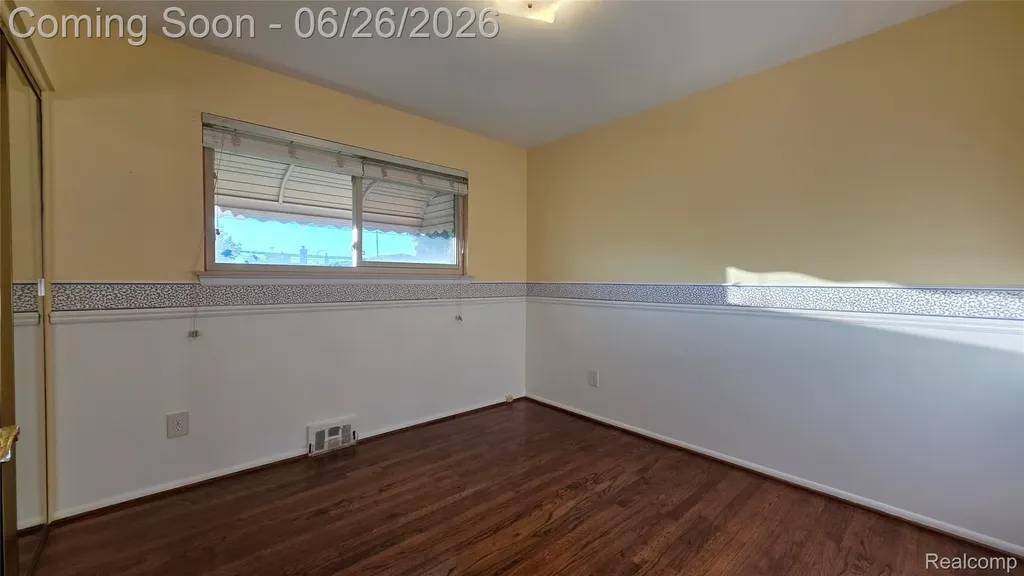 29120 Dover Avenue Warren City MI 48088