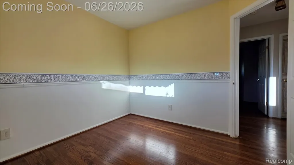 29120 Dover Avenue Warren City MI 48088