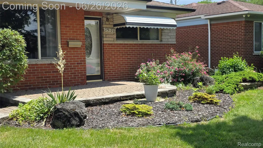 29120 Dover Avenue Warren City MI 48088