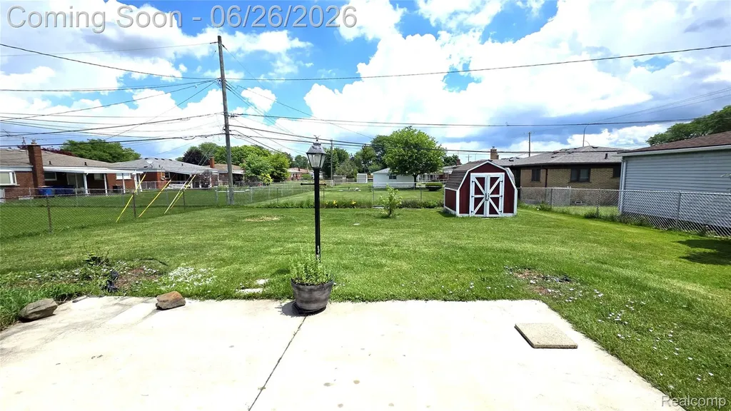 29120 Dover Avenue Warren City MI 48088
