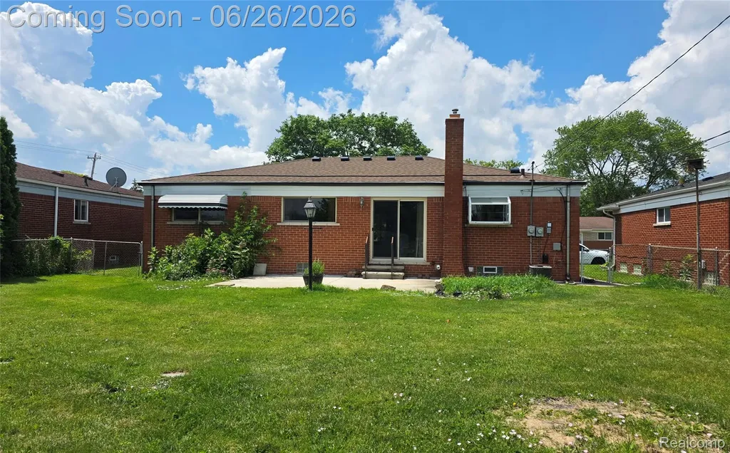 29120 Dover Avenue Warren City MI 48088