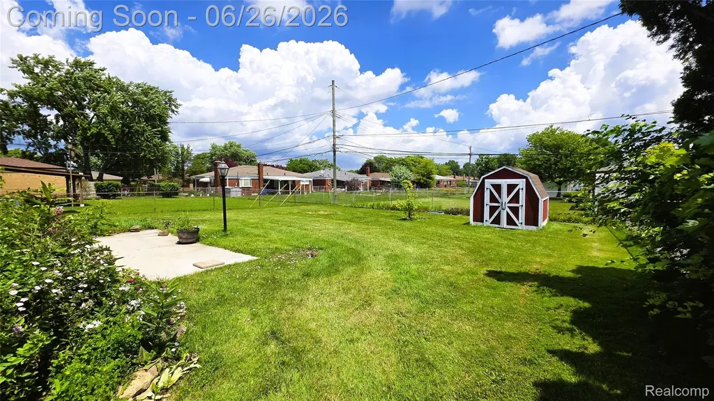 29120 Dover Avenue Warren City MI 48088