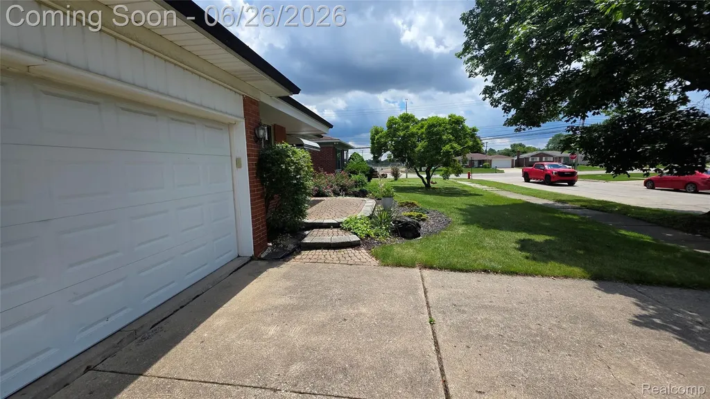 29120 Dover Avenue Warren City MI 48088