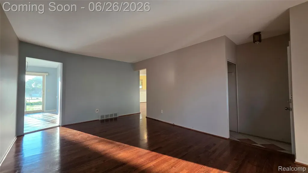 29120 Dover Avenue Warren City MI 48088