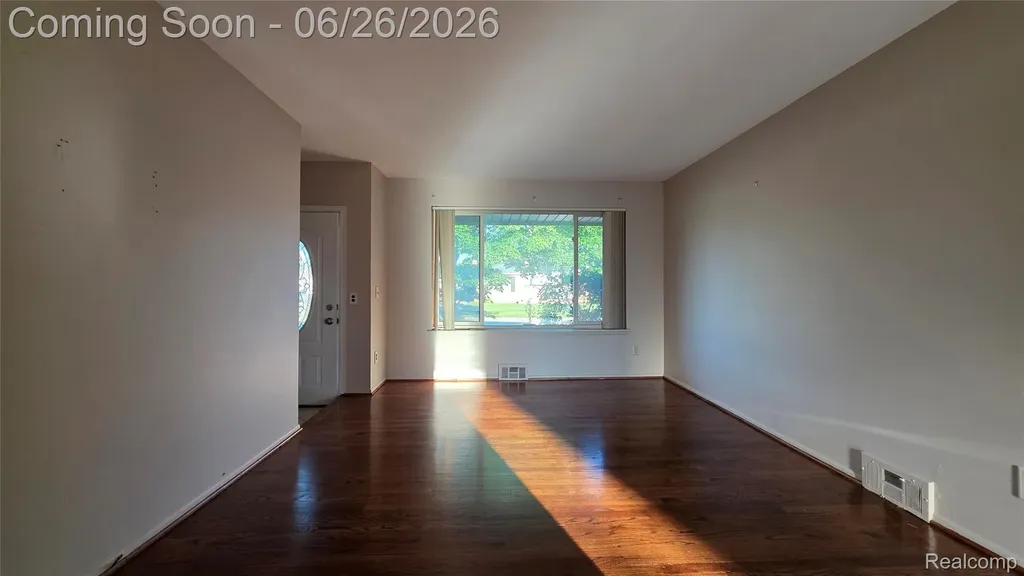 29120 Dover Avenue Warren City MI 48088