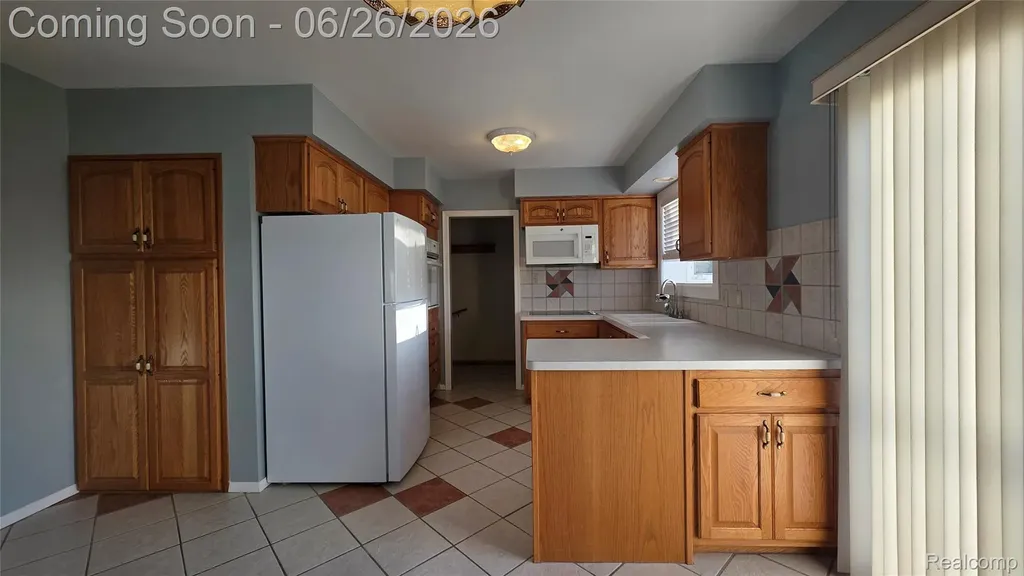 29120 Dover Avenue Warren City MI 48088