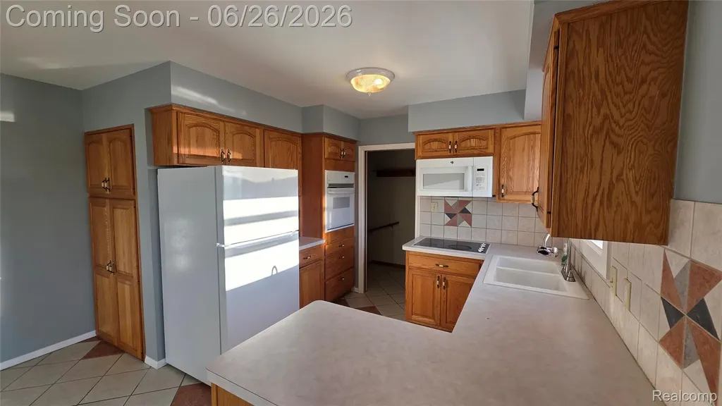 29120 Dover Avenue Warren City MI 48088