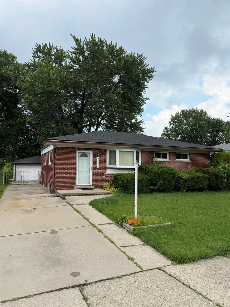 23739 Lakewood Street St. Clair Shores City MI 48082