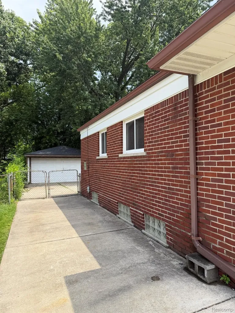 23739 Lakewood Street St. Clair Shores City MI 48082