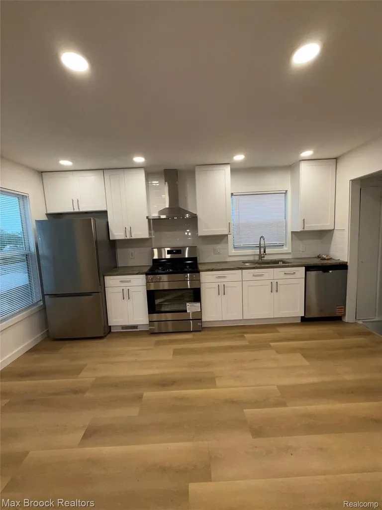 45 Pleasantview Drive Pontiac City MI 48341