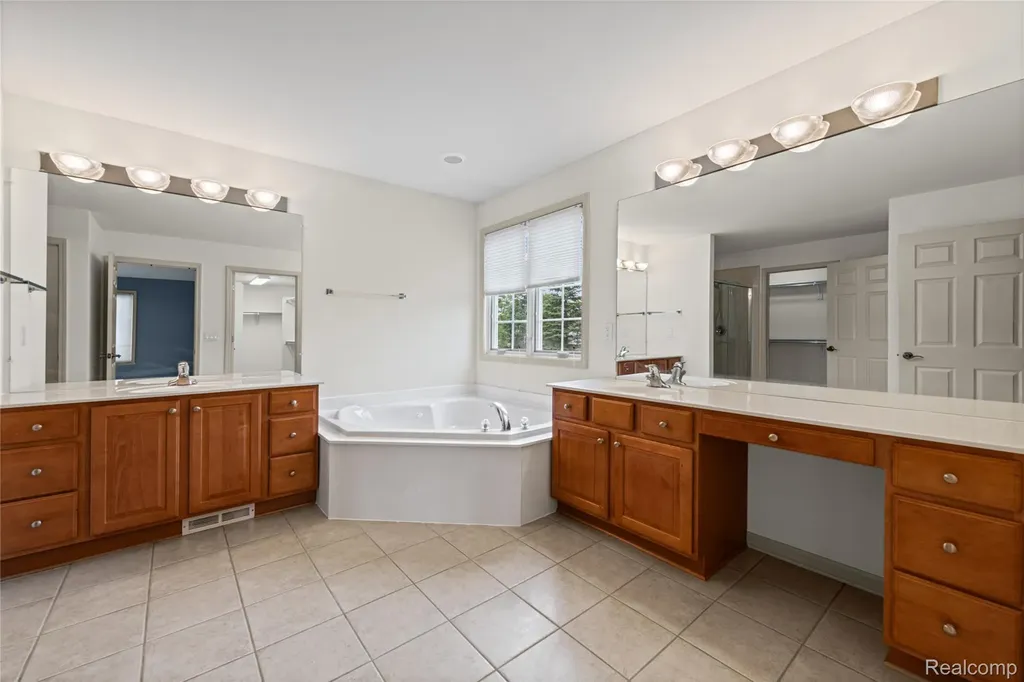 1885 Wyngate Drive Troy City MI 48098