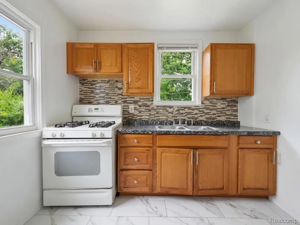 6300 Radnor Street Detroit City MI 48224