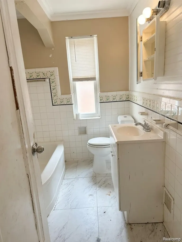 18043 Syracuse Street Detroit City MI 48234
