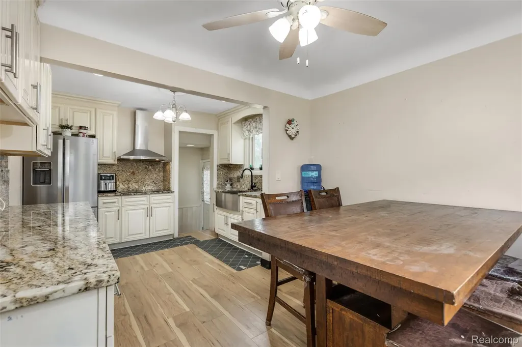 8181 Vermont Avenue Warren City MI 48093