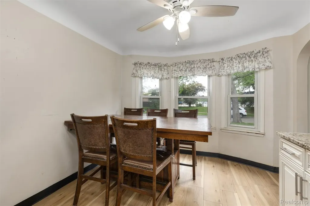 8181 Vermont Avenue Warren City MI 48093