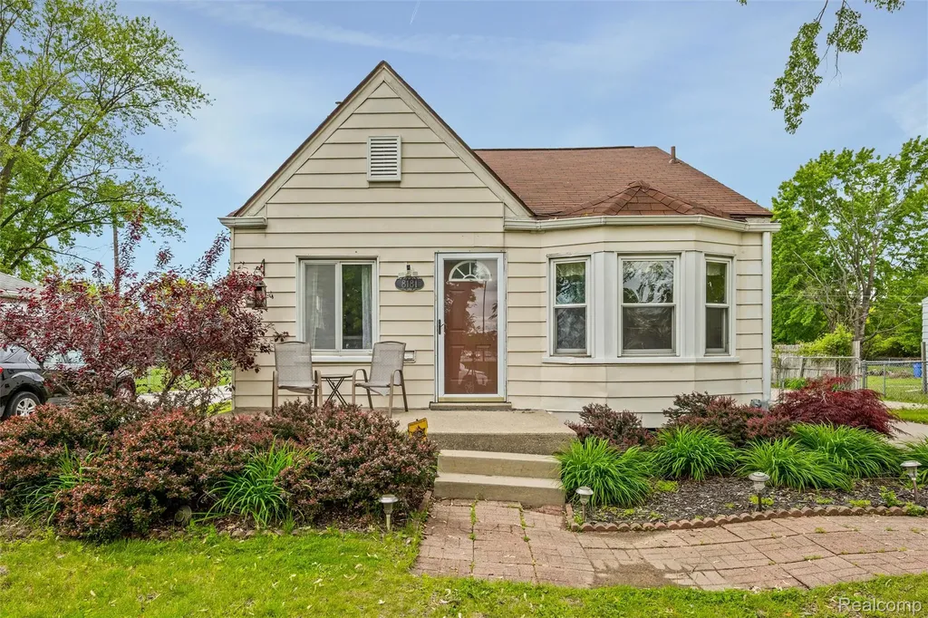 8181 Vermont Avenue Warren City MI 48093