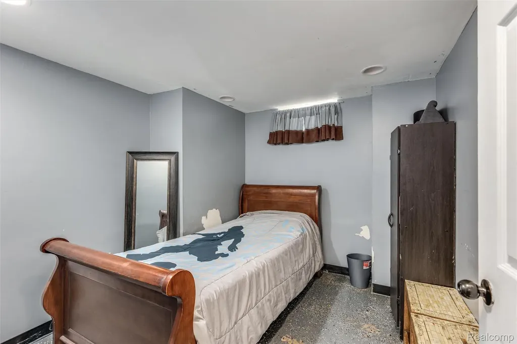 8181 Vermont Avenue Warren City MI 48093