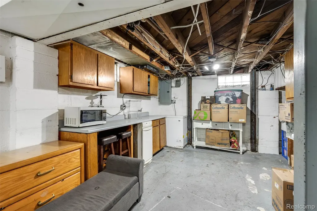 8181 Vermont Avenue Warren City MI 48093