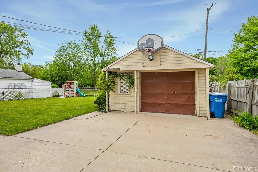 8181 Vermont Avenue Warren City MI 48093