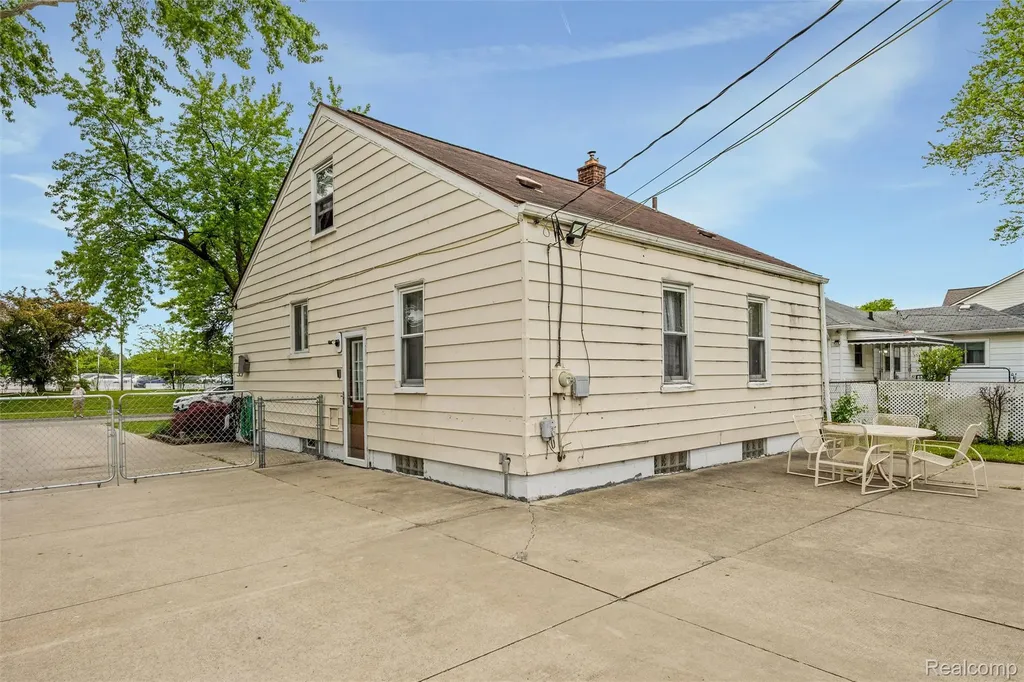 8181 Vermont Avenue Warren City MI 48093