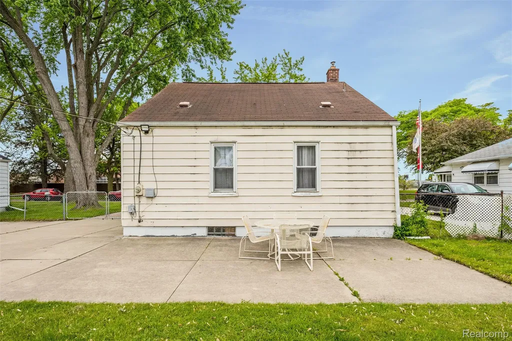 8181 Vermont Avenue Warren City MI 48093
